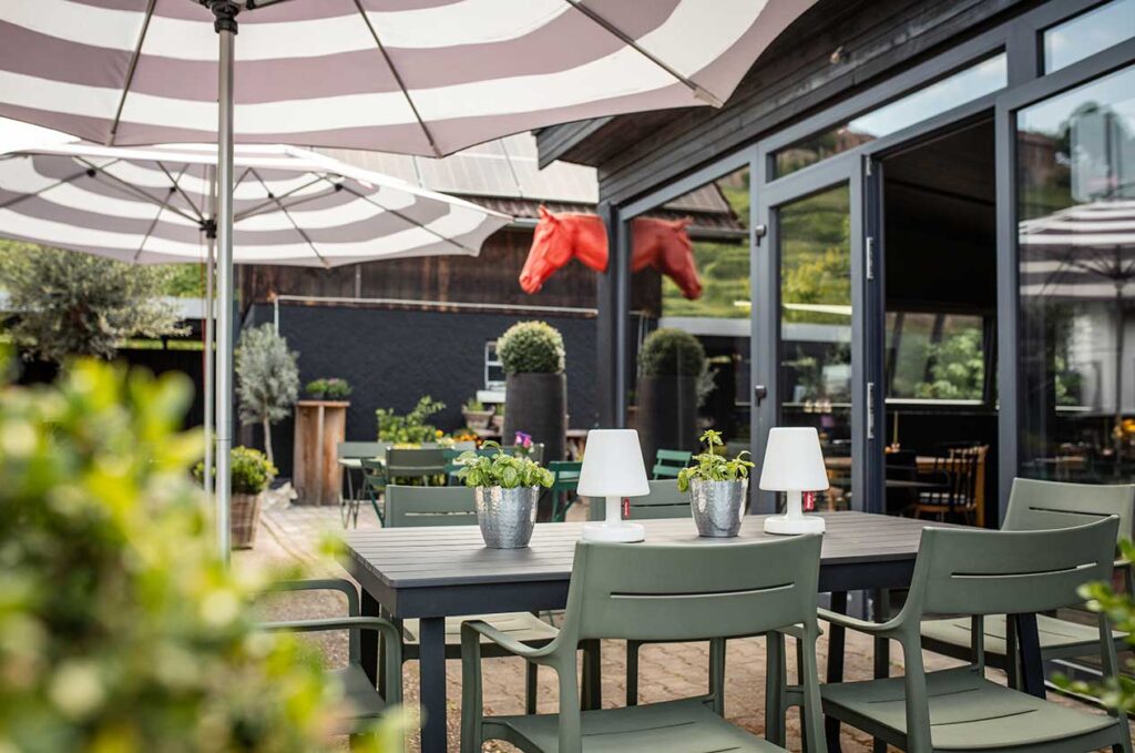 der-raum-gutzubleiben-aussenbereich-terrasse